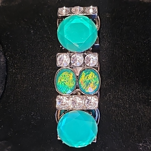 Jewelry - 7in green bracelet